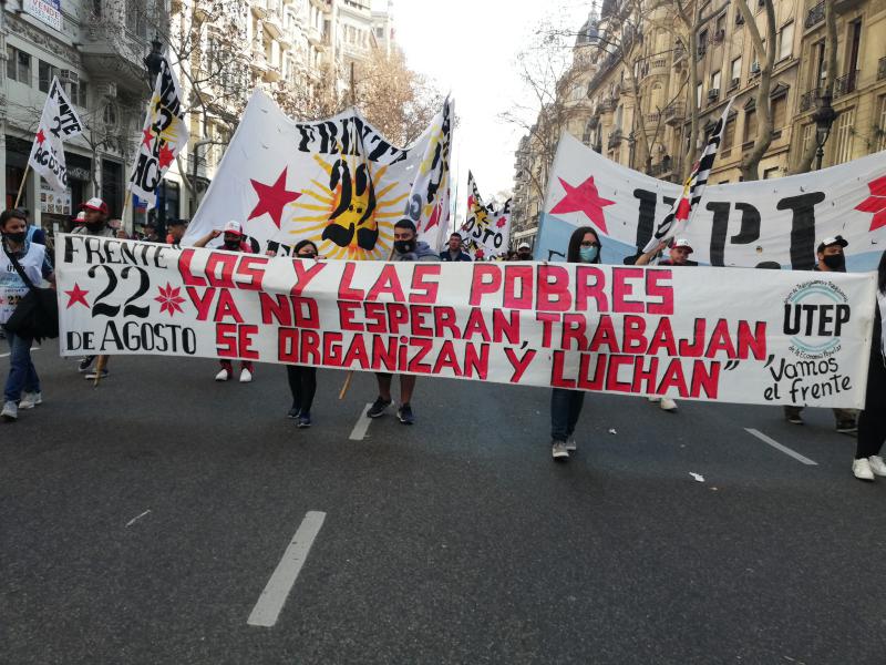 Transparent bei der Demonstration: "Die Armen warten nicht mehr, sie arbeiten, organisieren sich und kämpfen"