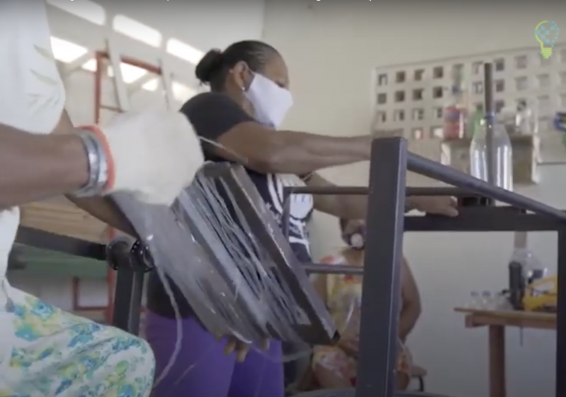 Frauen in Recife bei der Arbeit und der Herstellung von Besen aus alten Plastikflaschen