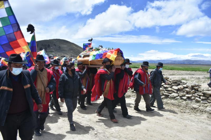 "Ponchos Rojos" trugen den Sarg zum Friedhof Alljata Grande in Achacachi
