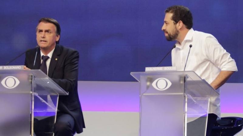 2018 stritten Bolsonaro und Boulos in einer TV-Debatte. 2020 ließ Bolsonaro gegen den linken Kontrahänten ermitteln.