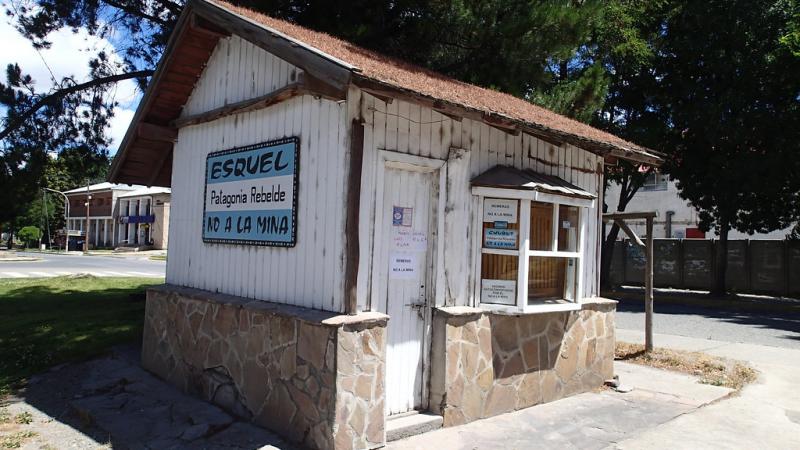 Protestäußerungen an einem kleinen Haus in Chubut: "Nein zur Mine in Esquel"
