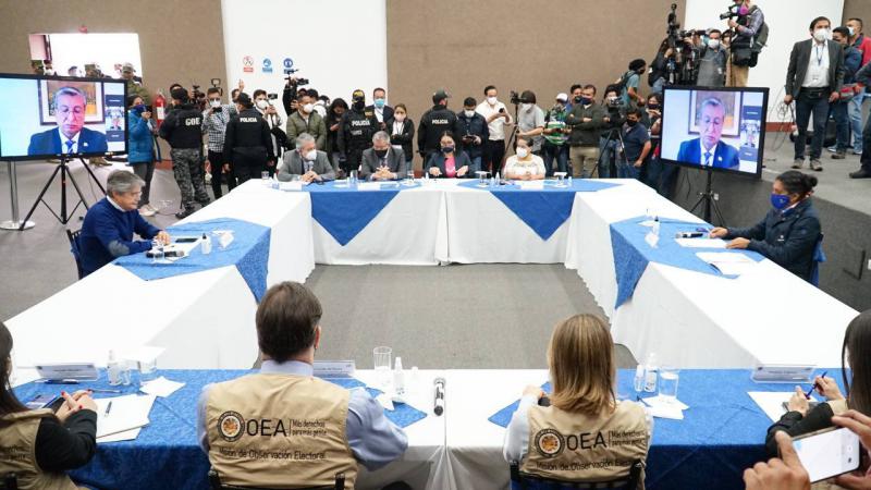 Die Verlierer der ersten Wahlrunde, Pérez (rechts) und Lasso (ihm gegenüber), beim Treffen mit OAS und CNE-Vertretern am 12. Februar