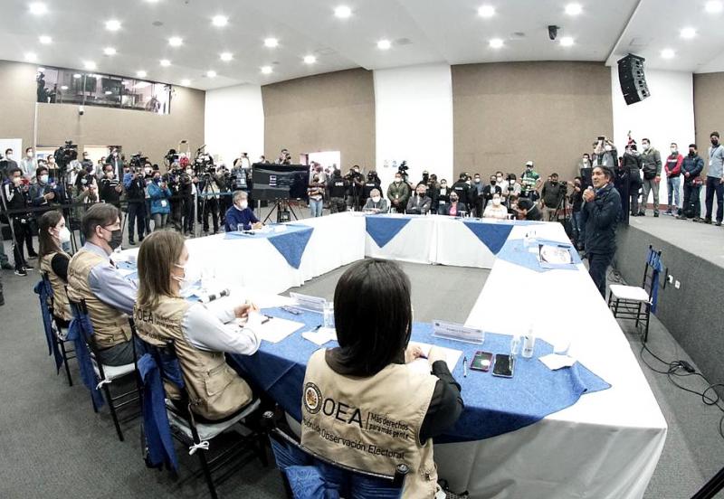 Sind sich einig geworden über eine Neuauszählung: Pérez (rechts, stehend), Lasso (ihm gegenüber mit Maske), Vertreter der Wahlbehörde und der OAS