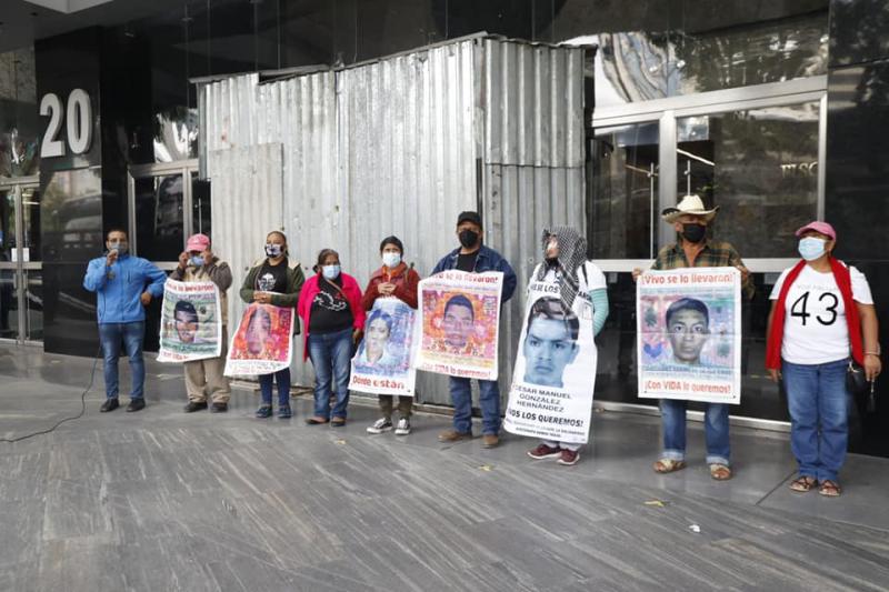 Eltern der Lehramtsstudenten bei der symbolischen Besetzung der Staatsanwaltschaft in Mexiko-Stadt