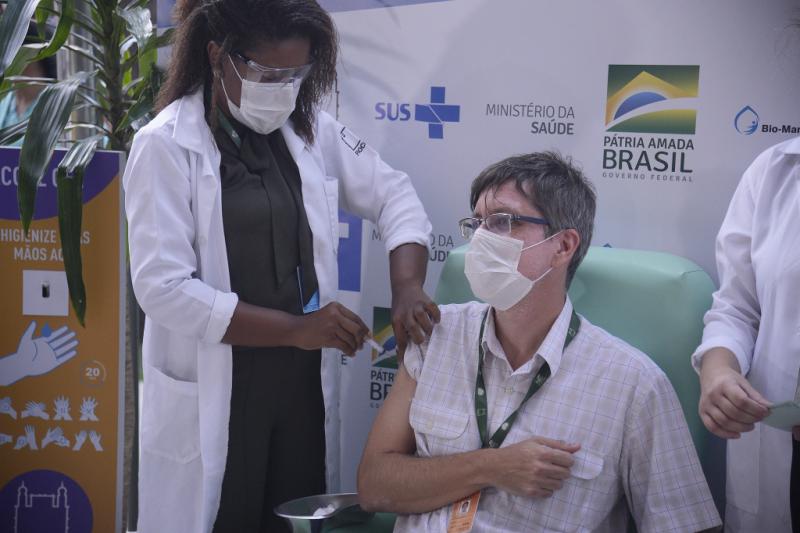 Wie in anderen Ländern findet der Impfstart in Brasilien vor laufenden Kameras statt