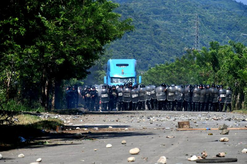 Polizeischutz für einen LKW der Nickelmine, dem die Protestierenden die Durchfahrt verwehrt haben