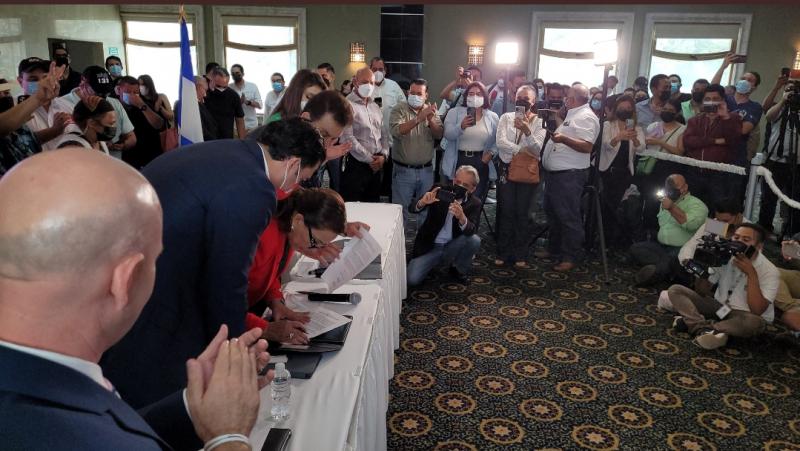 Xiomara Castro und Salvador Nasralla unterzeichnen das Abkommen