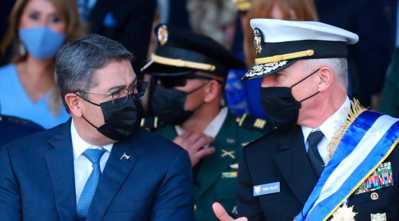 Galt bislang als "zuverlässiger Partner der USA": Präsident Hernández, hier mit dem Chef des US-Südkommandos, Craig Faller