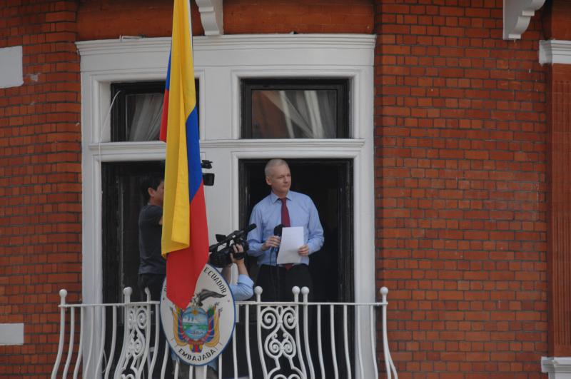 Julian Assange spricht 2012 vom Balkon der ecuadorianischen Botschaft in London