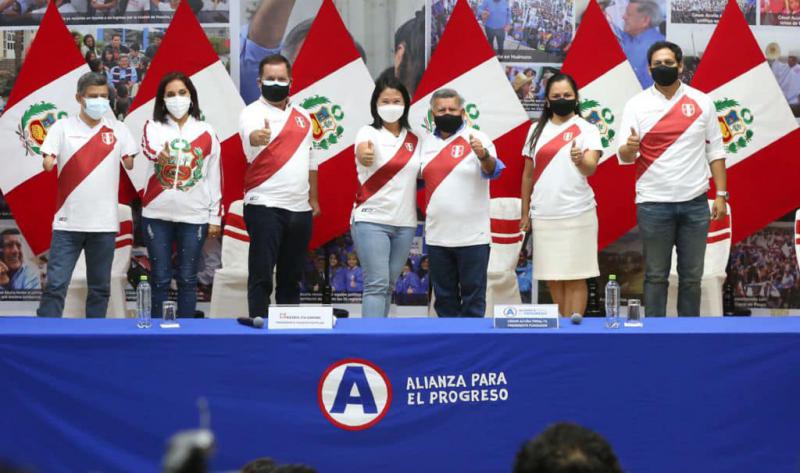 Keiko Fujimori zusammen mit dem Multimillionär und Rechtspolitiker César Acuña (Bildmitte)