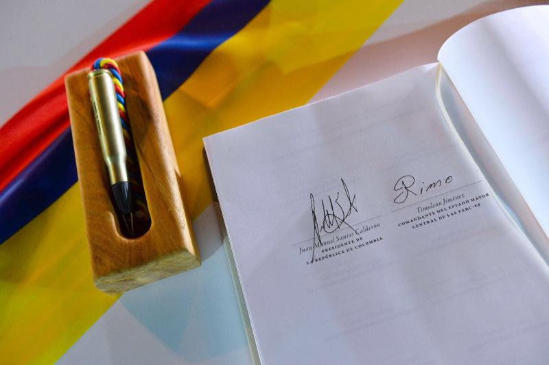 Besiegelten das Abkommen am 24. November 2016: Die Unterschriften von Präsident Santos und dem Oberkommandierenden der Farc-EP, Jiménez