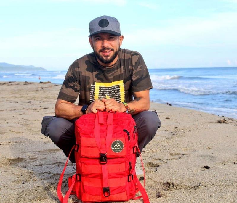 Martín Batalla mit einem Rucksack aus der Werkstatt der Kooperative La Montaña