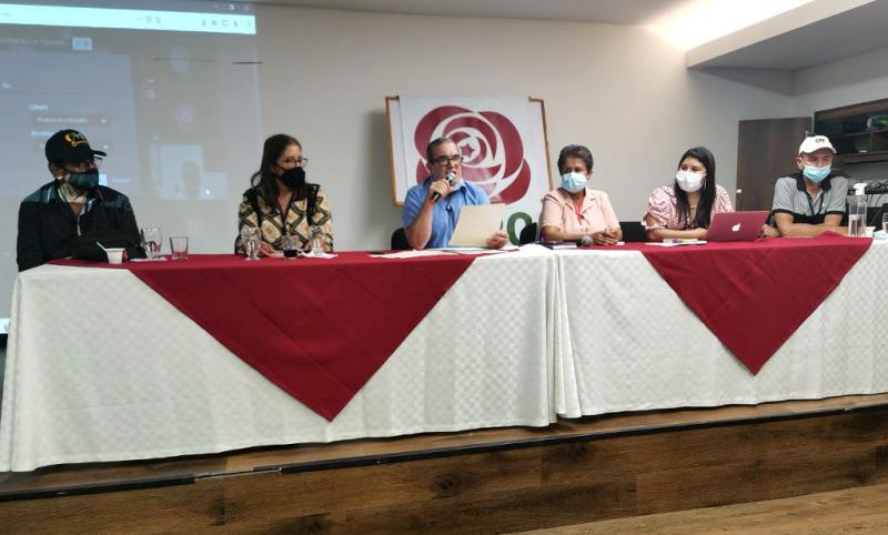 Parteichef Rodrigo Londoño (am Mikrophon) bei der Pressekonferenz am Sonntag