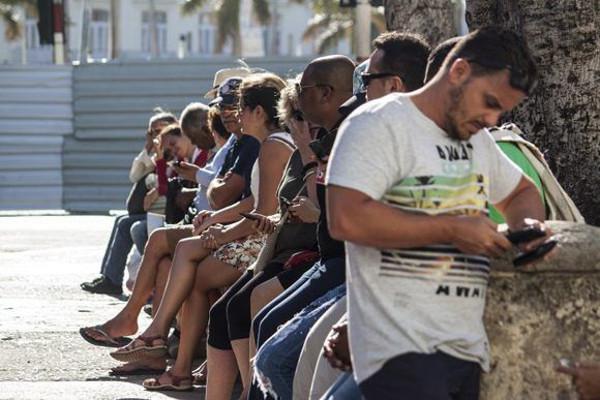 Werden rege genutzt: Wifi-Zonen in Kuba