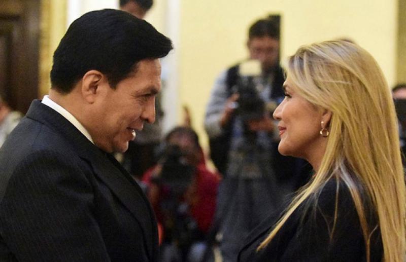 Der Angeklagte Luis Valverde mit Ex-Präsidentin Jeanine Áñez