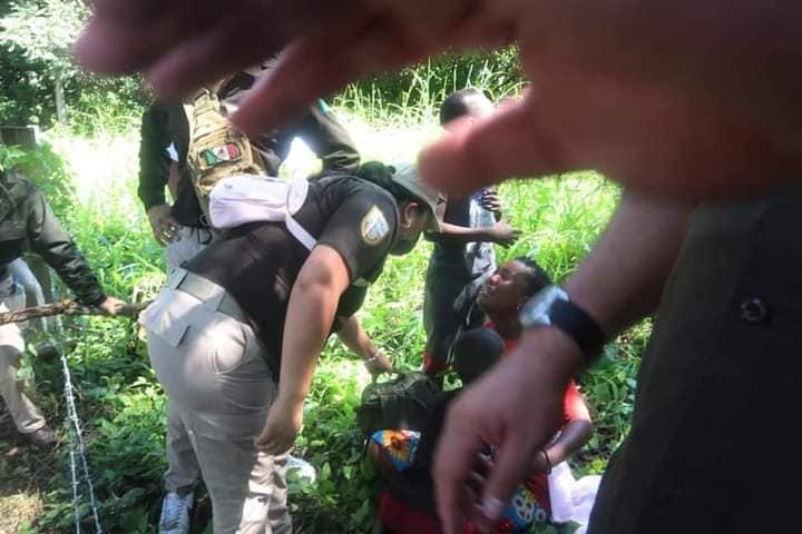 Eine Geflüchtete aus Haiti und ihre beiden Kinder werden in Tapachula festgenommen