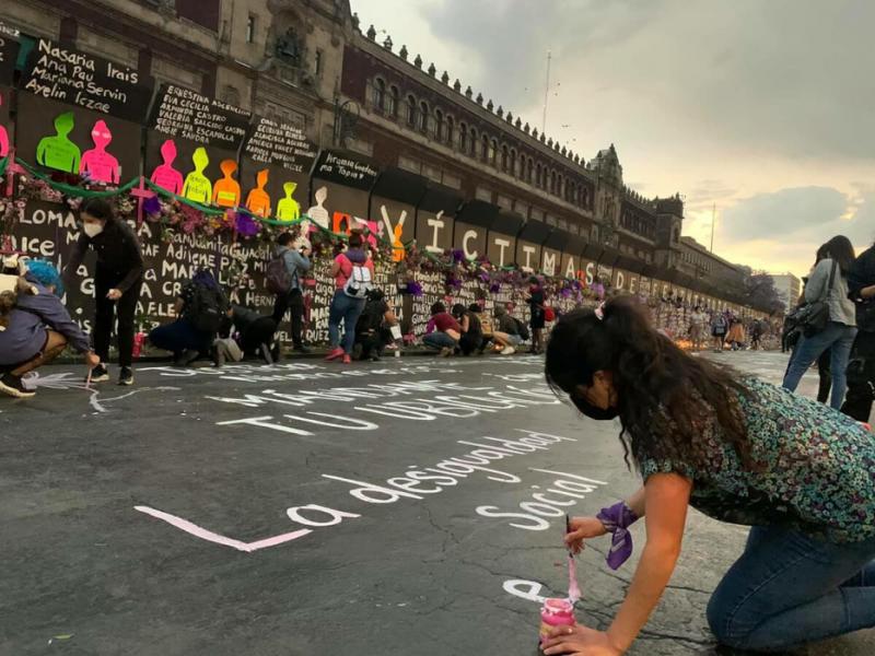 Demonstrantinnen wandelten den Wall vor dem Regierungsgebäude in einen Ort des Gedenkens an die in Mexiko ermordeten Frauen um