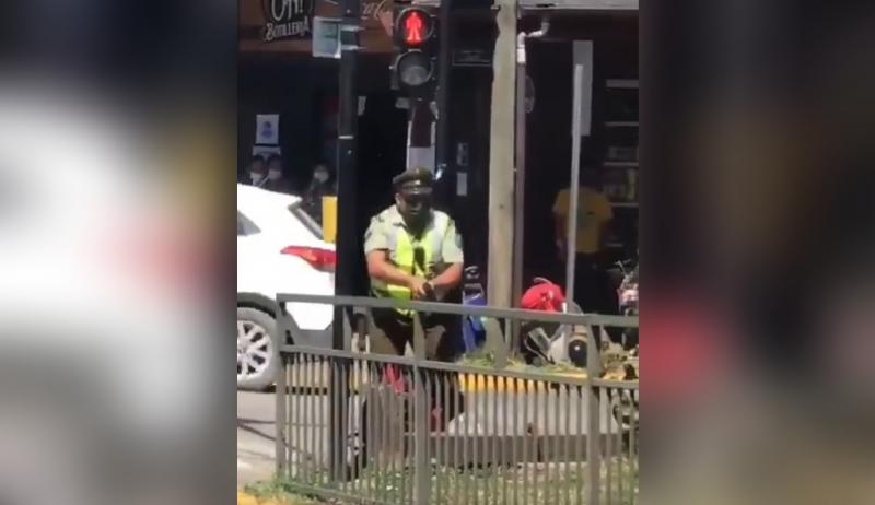 Screenshot aus einem Video, auf dem die Schüsse eines Polizisten auf einen Straßenkünstler zu sehen sind