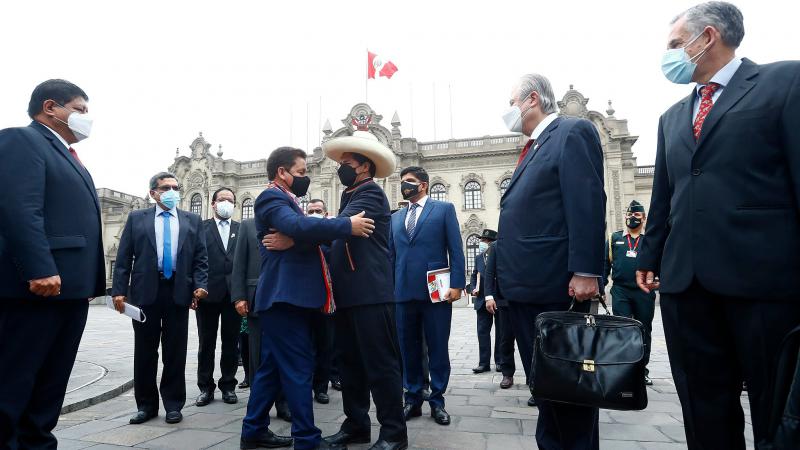 Präsident Pedro Castillo (Mitte rechts) und sein Kabinettschef Guido Bellido (Mitte links)