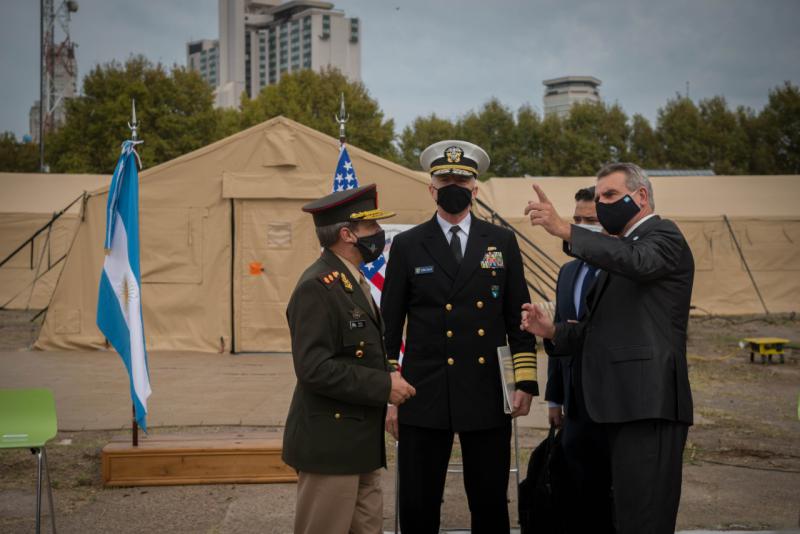 Faller( Bildmitte) und Argentiniens Verteidigungsminister Agustín Rossi bei der Besichtigung von drei Feldlazaretten für Covid-Patienten, ein Geschenk des Pentagon