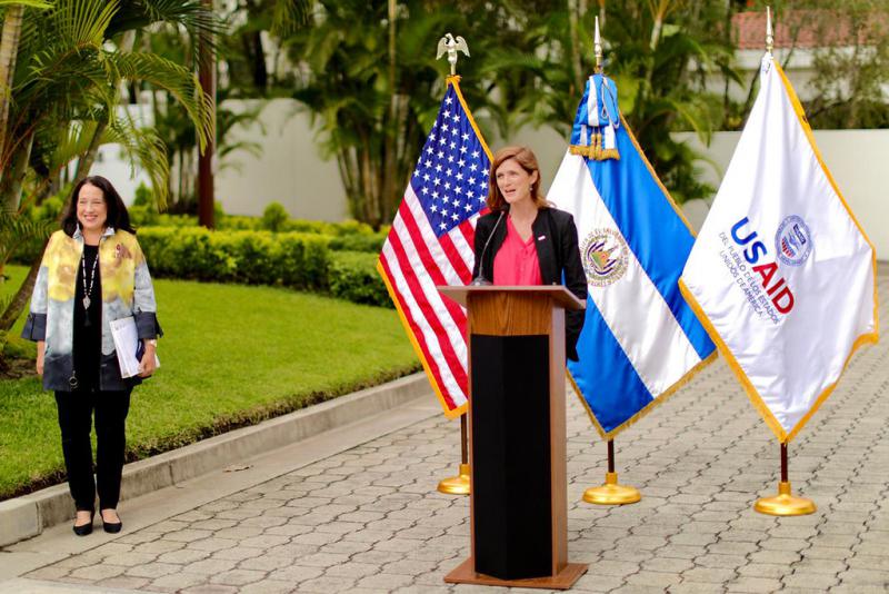 Power bei eine Rede in El Salvador, der ersten Station ihrer Reise