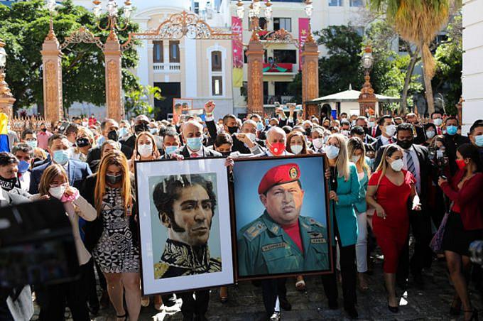 Mit der chavistischen Mehrheit zogen auch die Bilder von Simón Bolívar und Hugo Chávez wieder in das Parlament ein. Die Opposition hatte sie am ersten Tag der Legislatur 2016 entfernt