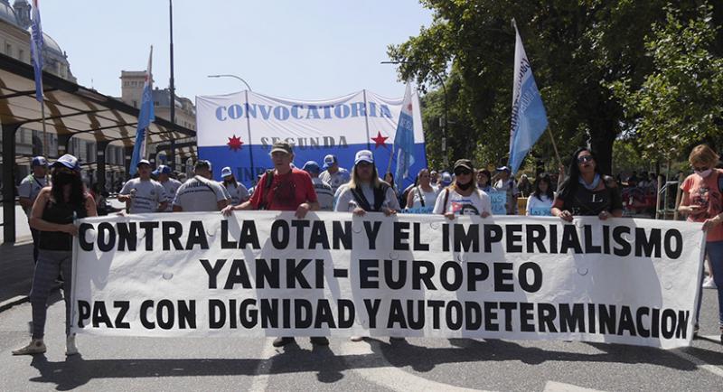 Demonstration in Buenos Aires: "Gegen die Nato und US-europäischen Imperialismus ‒ Frieden mit Würde und Selbstbestimmung"