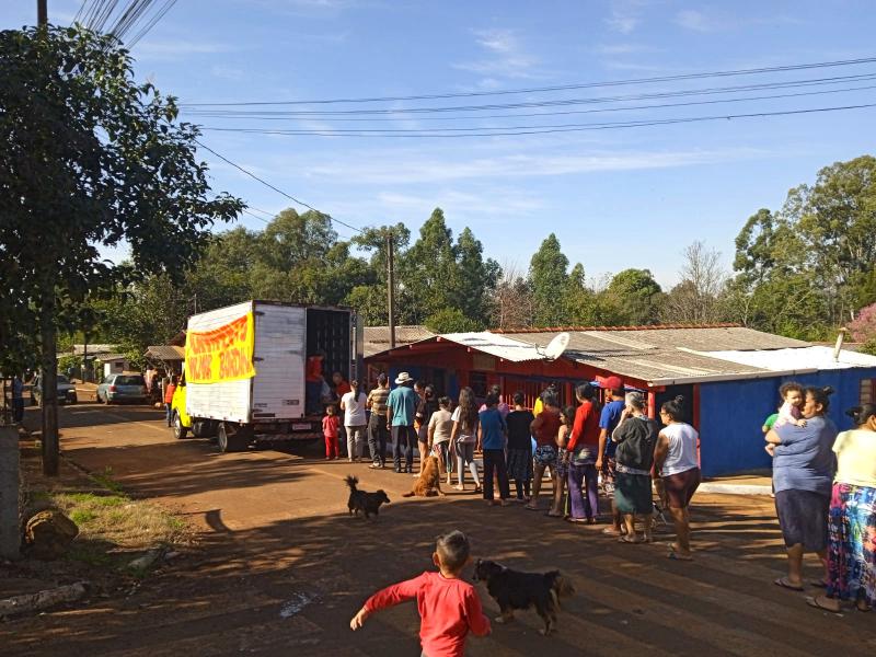 Selbsthilfe gegen den Hunger: Die Landlosenbewegung verteilt Lebensmittel an sozial schwache Familien, wie hier in Quedas do Iguaçu, Paraná