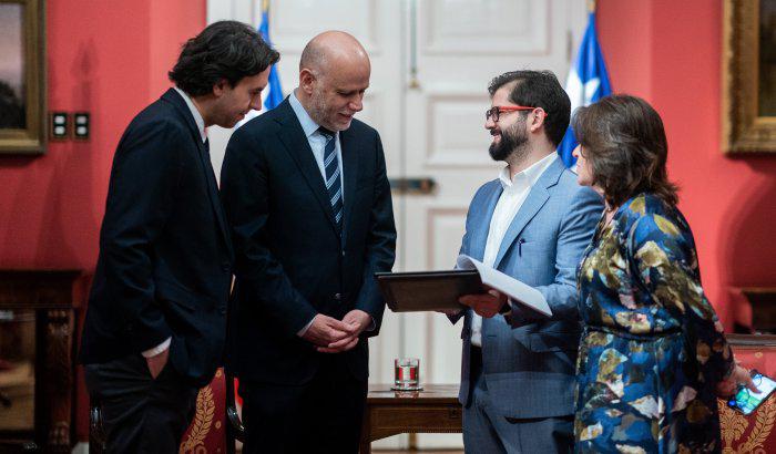 Die Präsidenten der Abgeordnetenkammer, Vlado Mirosevic (links), und des Senats, Álvaro Elizalde (Mitte), übergeben Präsident Boric (rechts) das Abkommen