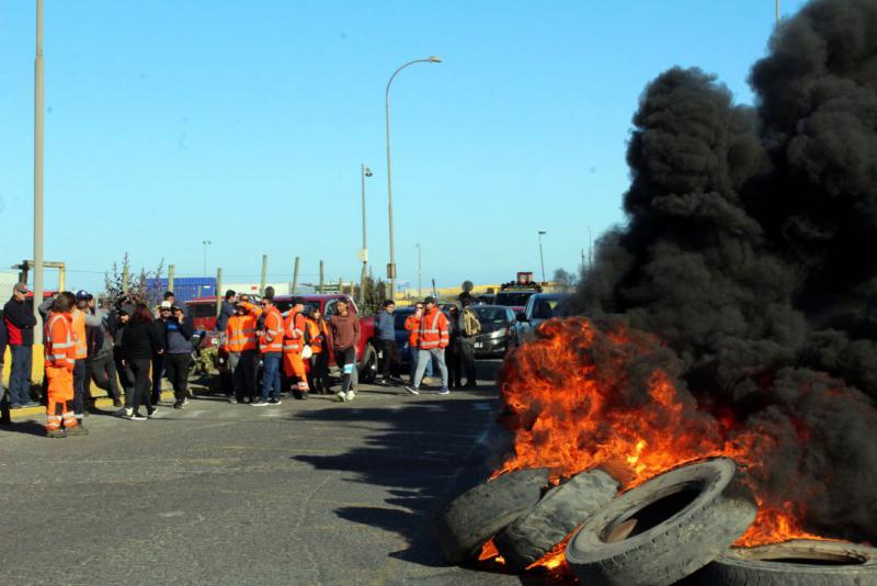 Arbeiter haben bereits am Mittwoch den Eingang zum Hafen von San Antonio blockiert