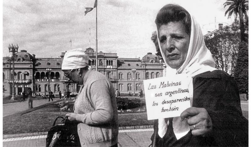 Delia Giovanola im Jahr 1982 während des Malwinen-Kriegs; "Die Malwinen sind argentinisch, die Verschwundenen auch"