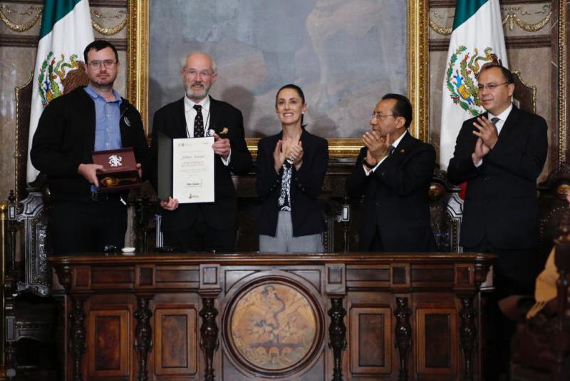 Gabriel und John Shipton (links im Bild) mit Claudia Sheinbaum, Regierungschefin von Mexiko-Stadt