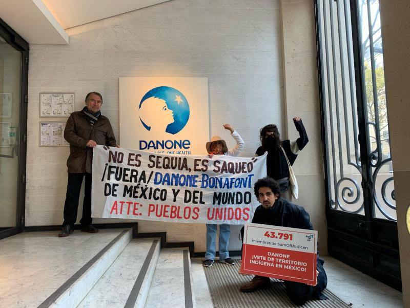 Mitglieder von "Pueblos Unidos" und SomOfUs übergaben die Unterschriften in der Danone-Zentrale
