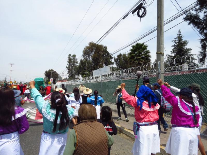 Die Karawane protestiert vor der Trinkwasserfirma Bonafont in Puebla