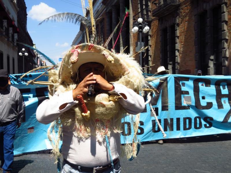Marsch durch Puebla zum Stadtparlament, um dort zu protestieren