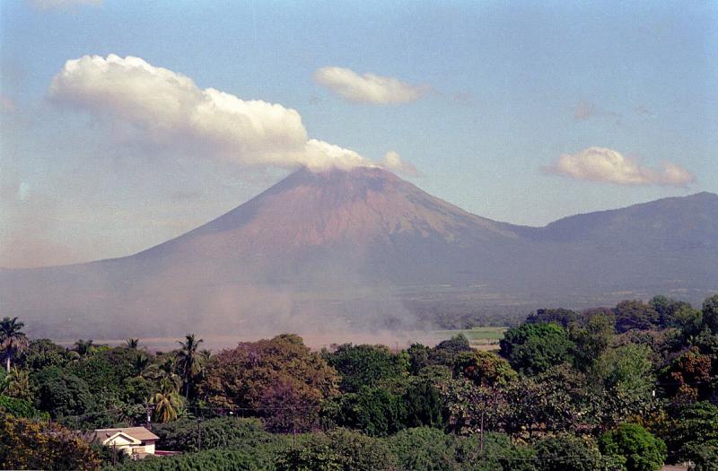 Der aktive, bis zu 1745 Meter hohe Schichtvulkan-Komplex San Cristóbal im Westen Nicaraguas