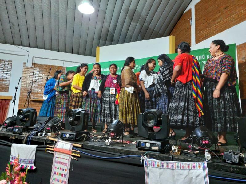 Delegierte auf dem Podium des Dritten Treffens der indigenen Abya Yala Frauen