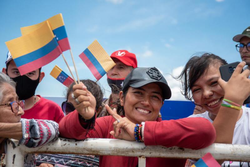 Zuschauerinnen bei der Wiedereröffnungszeremonie der Grenze zwischen Kolumbien und Venezuela