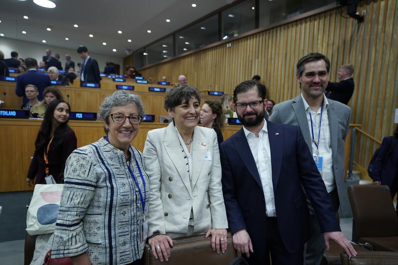 Die Gesundheitsministerin links neben Präsident Gabriel Boric bei der Vorstellung der Gesundheitsreform vor den Vereinten Nationen (September 2023)