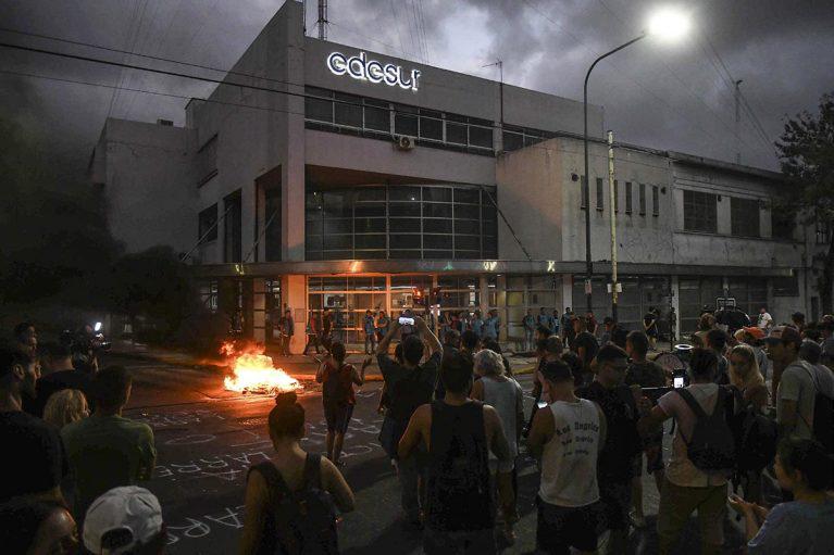Anwohner protestieren während eines nächtlichen Stromausfalls vor einem Gebäude von Edesur