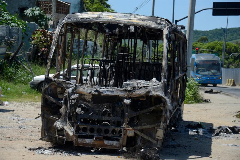 35 Busse des öffentlichen Nahverkehrs in Rio wurden in Brand gesetzt