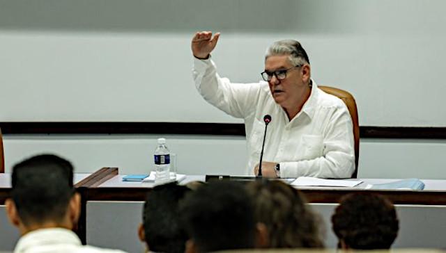 Wirtschaftsminister Gil auf der Tagung des Ministerrats im März 2023