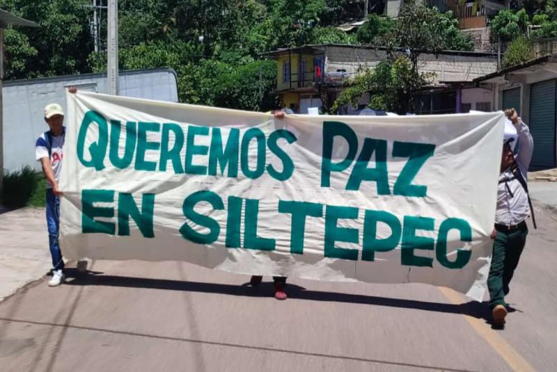"Wir wollen Frieden in Siltepec" steht auf einem Transparent bei der Demonstration am 26. September