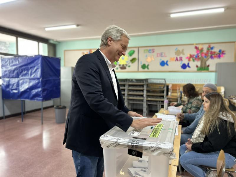 Der Sieger der Wahl, José Antonio Kast, beim Gang zur Urne. Seine Partido Republicanos wurde zur führenden Kraft im Verfassungsrat