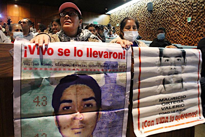 Angehörige der 43 Studenten bei der GIEI-Pressekonferenz im Centro Cultural Tlatelolco