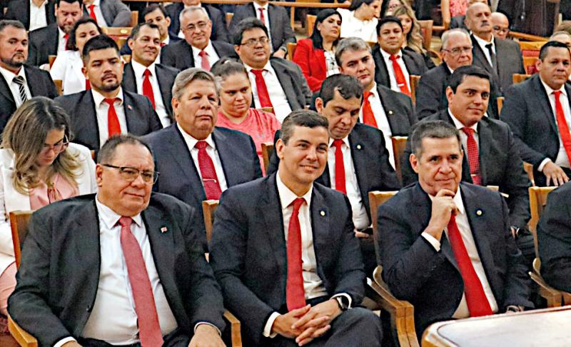 Versammlung der Colorados. Vorn in der Mitte der neu gewählte Staatspräsident Peña, rechts neben ihm Ex-Präsident Cartes (Screenshot)