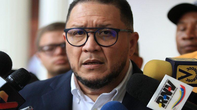 Der Oppositionspolitiker José Brito wirft der Vorwahlkommission von Venezuela Wahlbetrug vor