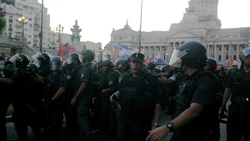 Tausende protestierten vor dem Kongress in Argentinien, Sicherheitskräfte gingen gewaltsam gegen sie vor