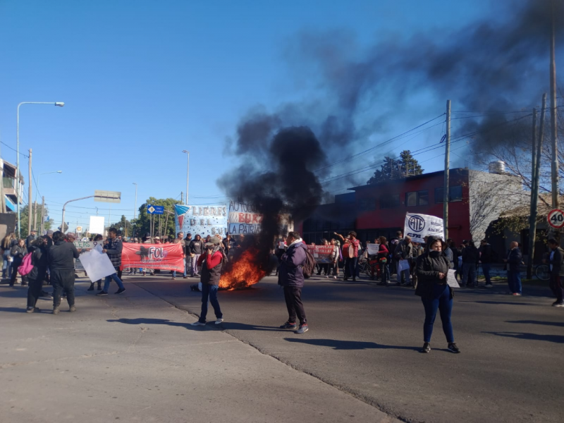 Straßenblockaden von sozialen Organisationen und Gewerkschaften unterstützten die Arbeitsniederlegung