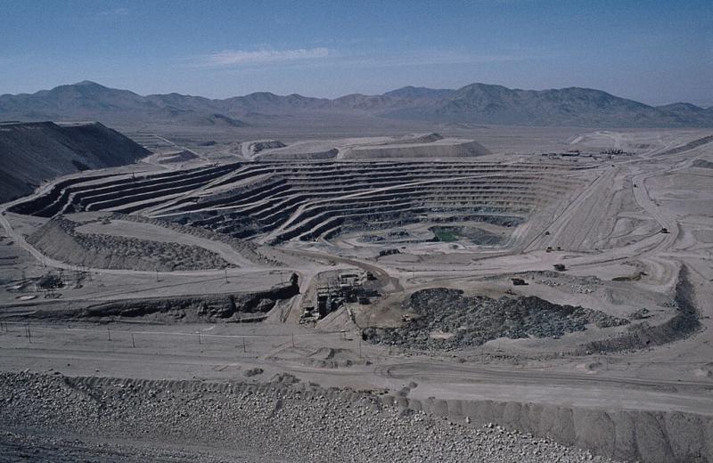 Das Chuquicamata Kupferbergwerk in der nordchilenischen Atacama-Wüste, einer der größten Kupfertagebaue der Welt
